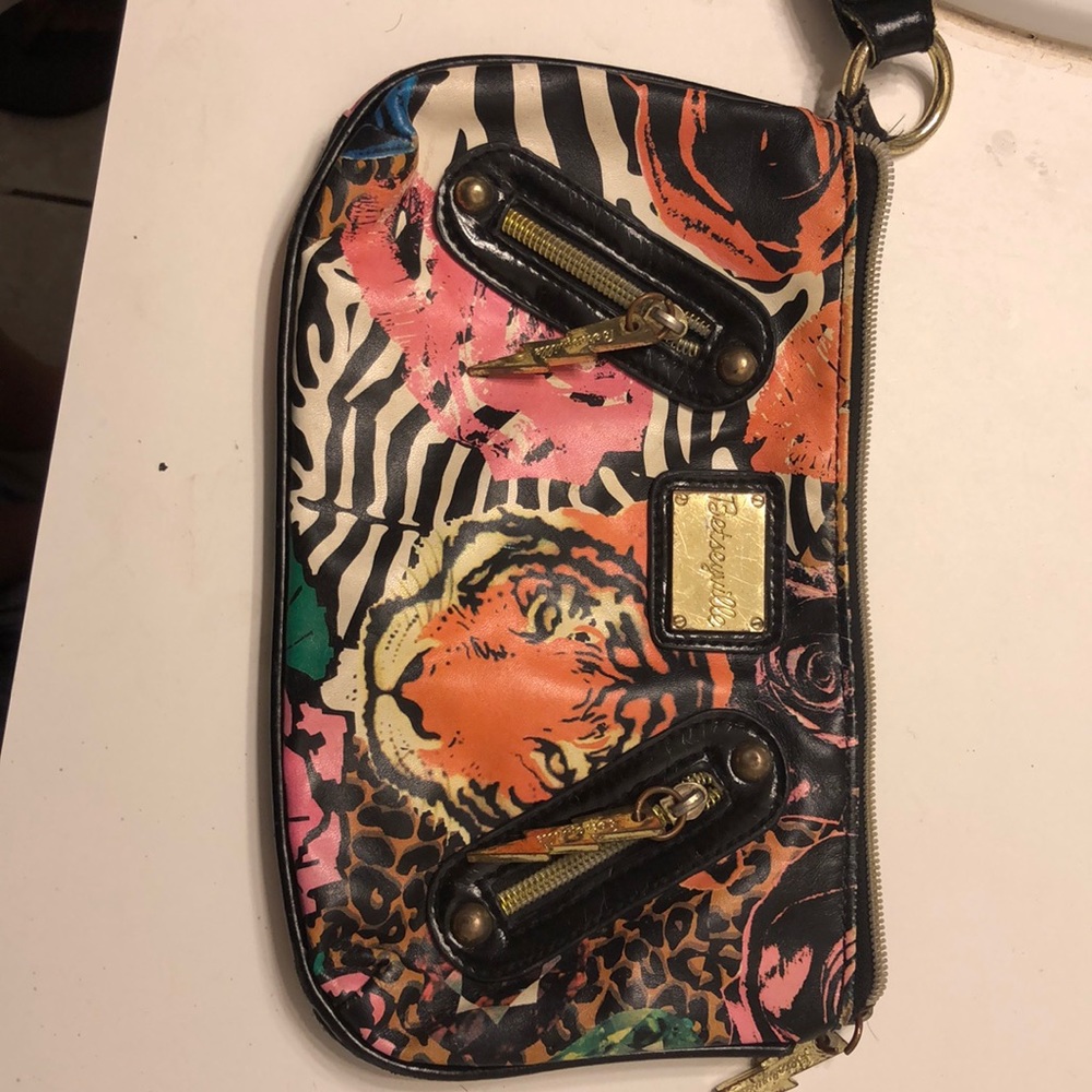 Wristlet purse